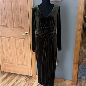 Maggy London Long Sleeve Dress in velvet Green